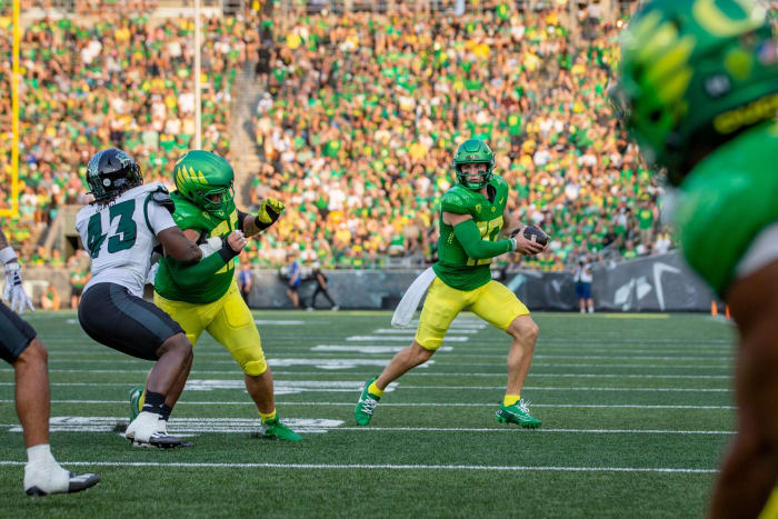 Oregon quarterback Bo Nix scrambles